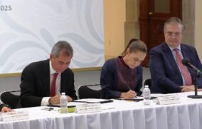 Gobierno y empresarios renuevan acuerdo para mantener canasta básica en 910 pesos