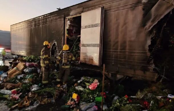 Tráiler cargado de flores se incendia tras choque en Tlajomulco