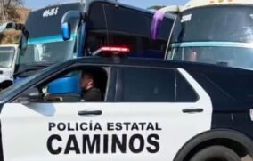 Policía auxilia a niño para llegar a cirugía vital durante bloqueo carretero