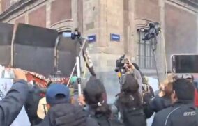 Integrantes de la CNTE intentan derribar vallas en Palacio Nacional