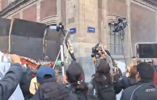 Integrantes de la CNTE intentan derribar vallas en Palacio Nacional