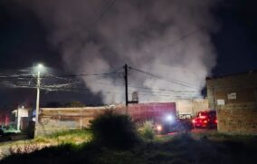 Colosal incendio arrasa fábrica de colchones en GDL