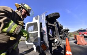 Chocan dos tráileres en la autopista Guadalajara – Colima; uno transportaba pirotecnia