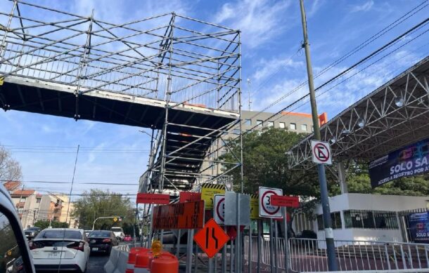 Instalan improvisado puente peatonal afuera de la Expo Guadalajara