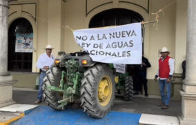Bloqueos carreteros escalan en Jalisco; UdeG suspende clases y productores toman alcaldía de Ciudad Guzmán