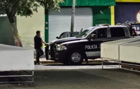Muere hombre tras desplomarse frente a funeraria en Federalismo