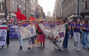 Marchan cerca de mil mujeres en CDMX para exigir alto a la violencia feminicida