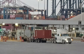 Aduana de Manzanillo cierra ingreso a transporte de carga por bloqueos nacionales