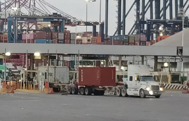 Aduana de Manzanillo cierra ingreso a transporte de carga por bloqueos nacionales