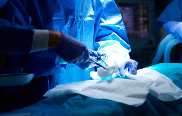 Vinculan a proceso a médico por muerte de paciente durante cirugía estética en Guadalajara