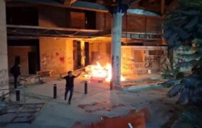 Protestas por asesinato de alcalde de Uruapan derivan en disturbios en Michoacán