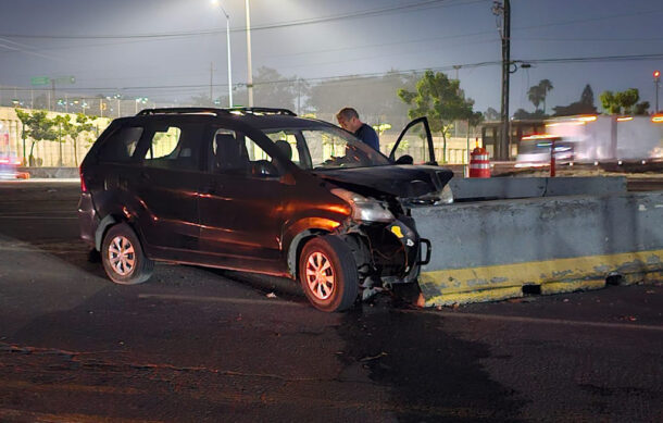Hombre lesionado al chocar contra bloque de concreto en zona de obras del Periférico