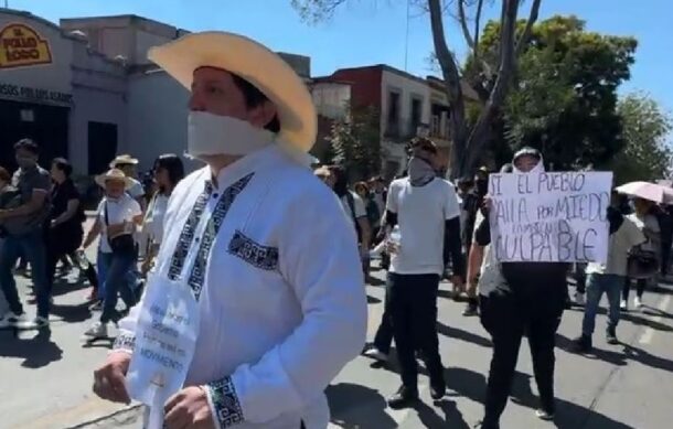 Estudiantes marchan en Michoacán por asesinato del alcalde Carlos Manzo