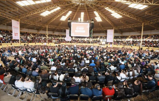 Tlajomulco entrega 3 mil tablets a alumnos con mejores promedios