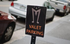 Denuncian mal servicio y cobros excesivos de valet parking en zona restaurantera de Chapalita