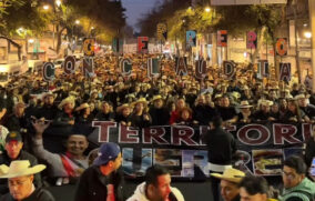 Simpatizantes llegan al Zócalo para celebrar siete años de la Cuarta Transformación