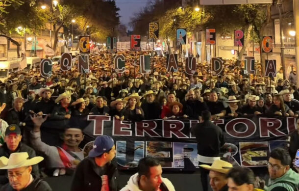 Simpatizantes llegan al Zócalo para celebrar siete años de la Cuarta Transformación