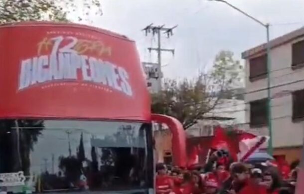 Festeja Toluca su bicampeonato con un desfile ante miles de aficionados