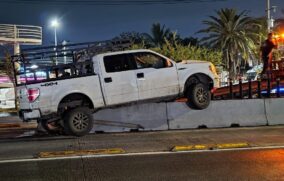 Camioneta queda incrustada en muro del Macro Periférico tras fuerte choque