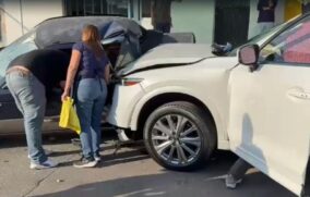 Mujer sufre paro cardiaco mientras conducía y choca contra vehículo