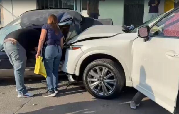 Mujer sufre paro cardiaco mientras conducía y choca contra vehículo