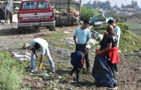 Autoridades y ciudadanos limpian presas en El Salto
