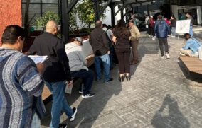 Largas filas tienen las recaudadoras de ZMG para el cambio de placas