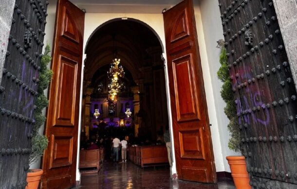 Reportan desaparición de cenizas en nichos de parroquia en Guadalajara