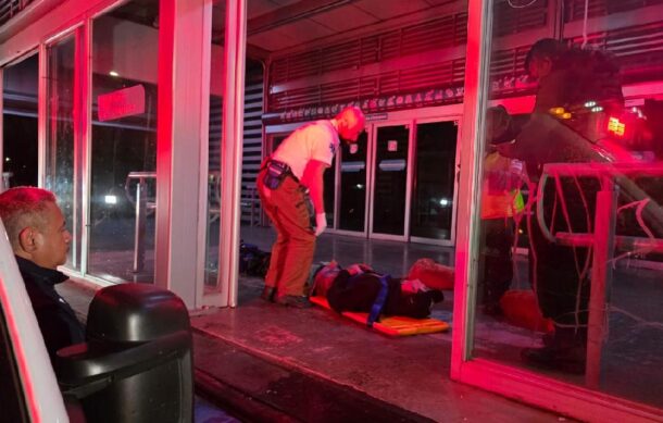 Hombre golpeado en asalto llega pidiendo auxilio a estación del Macrobús