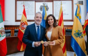 GDL entrega Llaves de la Ciudad al alcalde de Barcelona, Jaume Collboni