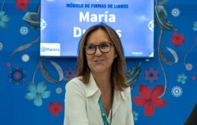 María Dueñas presenta el libro “Por si un día volvemos”