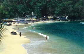 Cofepris declara no apta para vacacionistas a playa Mismaloya por contaminación