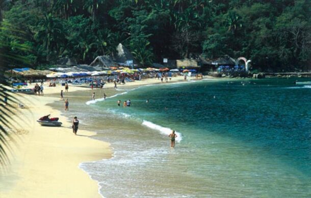 Cofepris declara no apta para vacacionistas a playa Mismaloya por contaminación