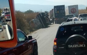 Reabren carretera a Colima tras volcadura de pipa