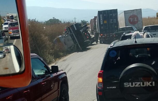 Reabren carretera a Colima tras volcadura de pipa