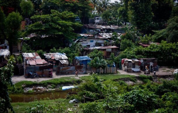 Ingreso laboral impulsa la caída de la pobreza extrema en México: Banxico