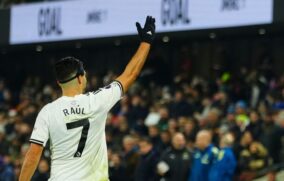 Anota Raúl Jiménez un doblete en el triunfo del Fulham en la Liga Premier