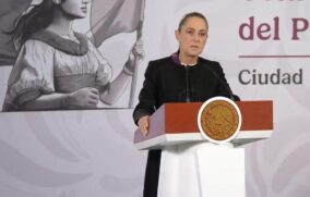 Lamenta Sheinbaum fallecimiento de diez personas en avionazo en Toluca