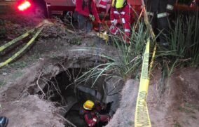 Conductor sobrevive a choque y caída de 10 metros en socavón en GDL