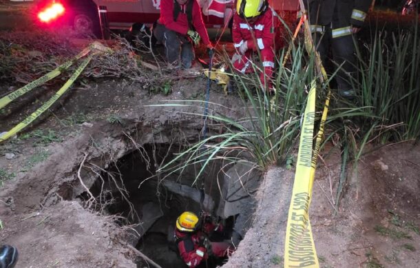 Conductor sobrevive a choque y caída de 10 metros en socavón en GDL
