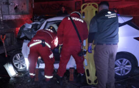 Choque entre auto y tráiler deja dos jóvenes graves en la carretera a Colotlán