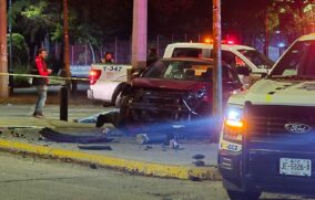 Motociclista muere tras chocar contra un auto y proyectarse contra un poste en Guadalajara
