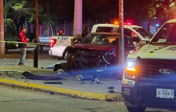 Motociclista muere tras chocar contra un auto y proyectarse contra un poste en Guadalajara