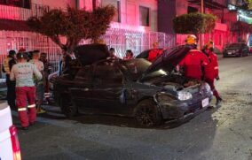 Volcadura en Guadalajara deja daños materiales