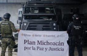 Decomisan bodega con vehículos blindados en Michoacán