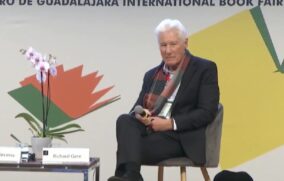 Richard Gere pide líderes inclusivos y promueve turismo sustentable en FIL Guadalajara