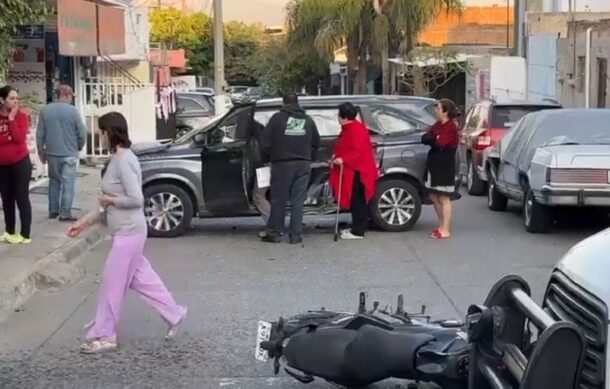 Tres menores sobreviven tras chocar su moto en Tlaquepaque