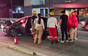 Conductor choca contra estación del Macro Periférico; resulta gravemente herido