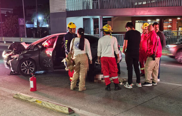 Conductor choca contra estación del Macro Periférico; resulta gravemente herido