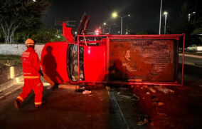 Pick-up vuelca en Periférico y Acueducto; el conductor resulta ileso